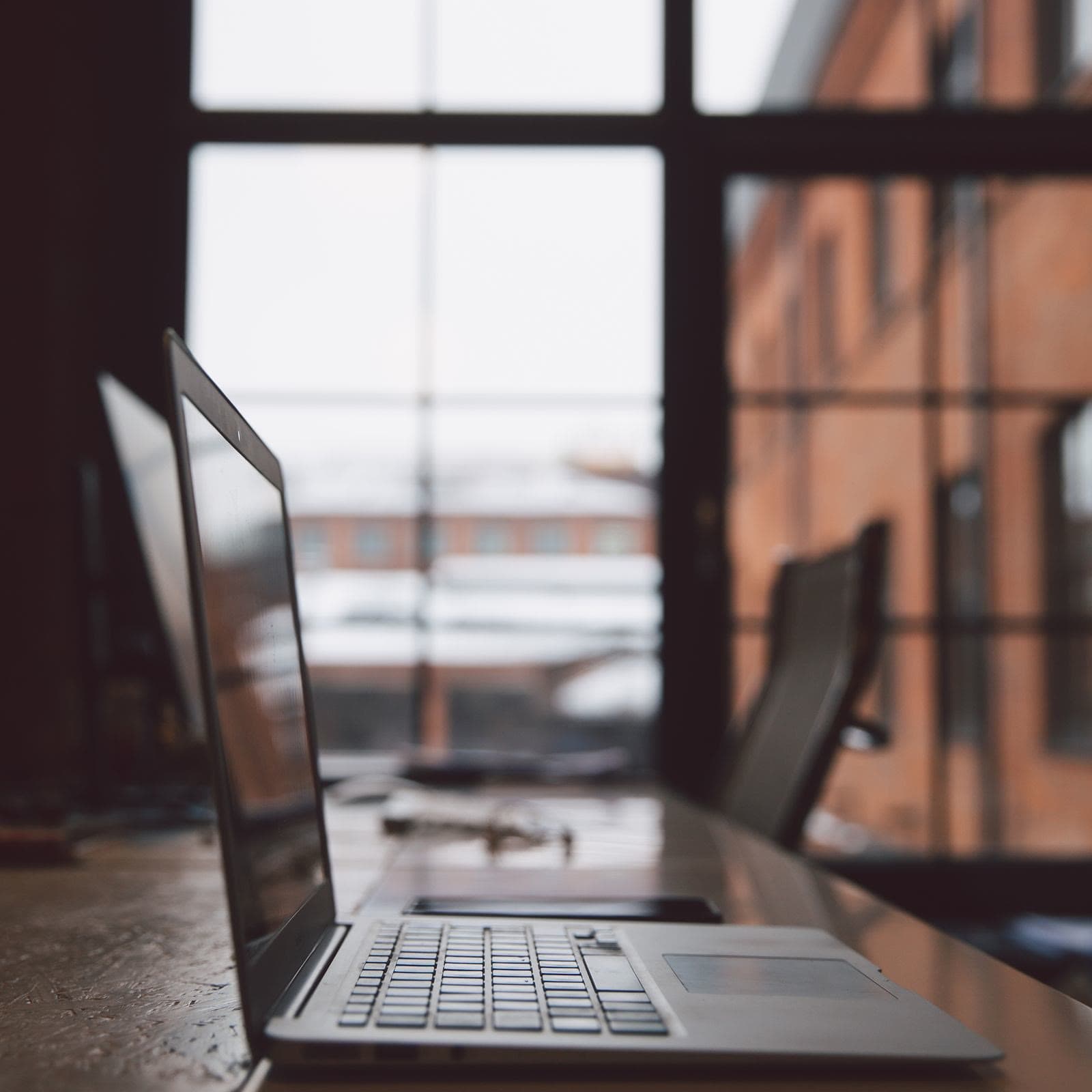 AI employees vs chatbots: the difference is doing the work, not describing it